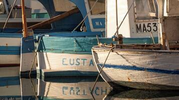 Un puerto deportivo con varias embarcaciones amarradas, incluyendo una con el nombre 'EUSTA' y otra con 'EARLCH'.