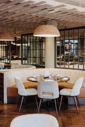 Déjeuner et dîner servis sur place