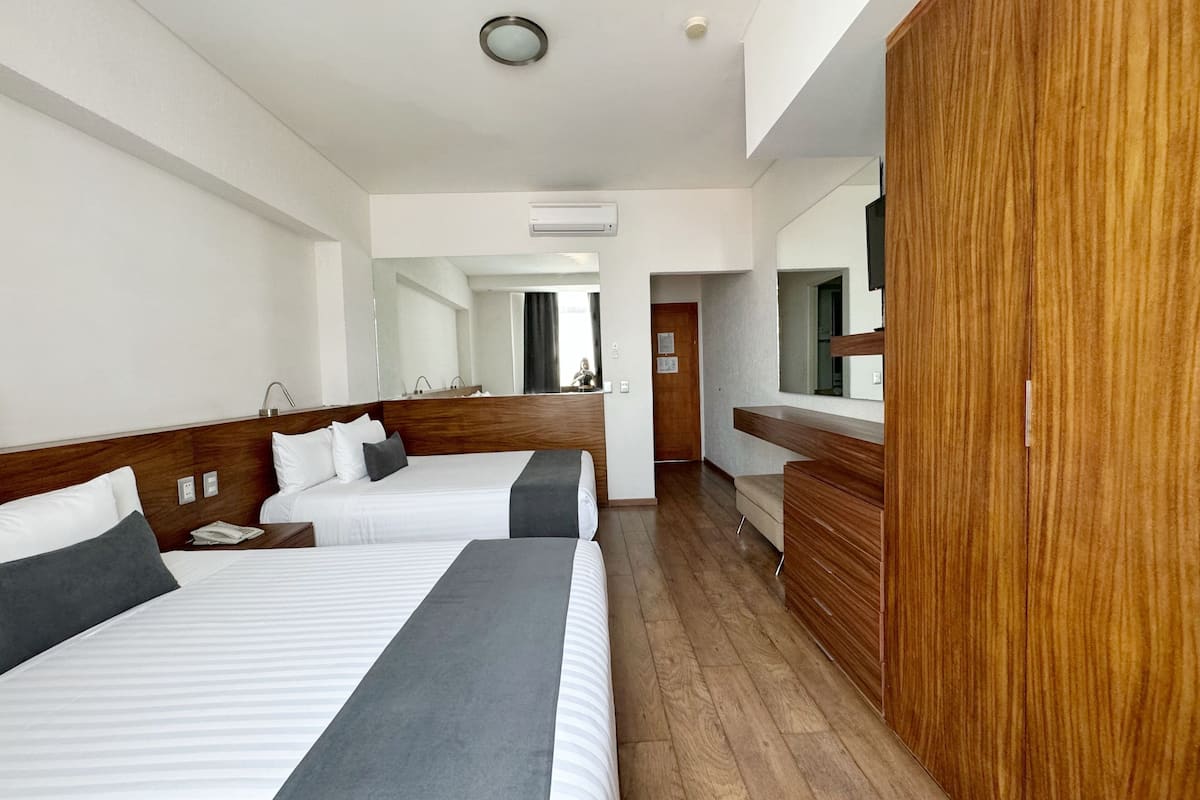 Kamar Double Superior, 2 Tempat Tidur Double | Brankas, meja kerja, ruang kerja ramah laptop, dan tirai kedap cahaya