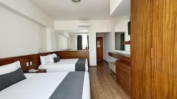 Dobbeltrom – superior, 2 dobbeltsenger | Safe på rommet, skrivebord og skrivebord for bærbar PC