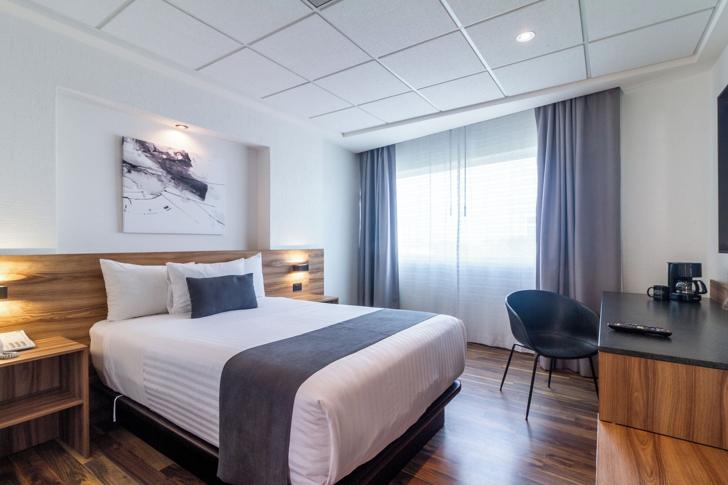 行政客房 | 客房內保險箱、書桌、筆電工作空間、遮光布/窗簾