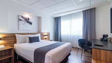 Habitación ejecutiva | Caja de seguridad en la habitación y escritorio