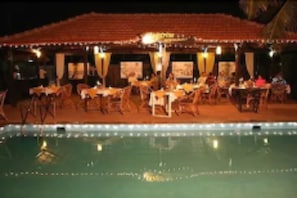 Poolside bar - Santana Beach Resort (Candolim)