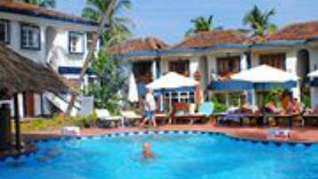 2 Außenpools, geöffnet von 08:30 Uhr bis 18:00 Uhr, Sonnenschirme