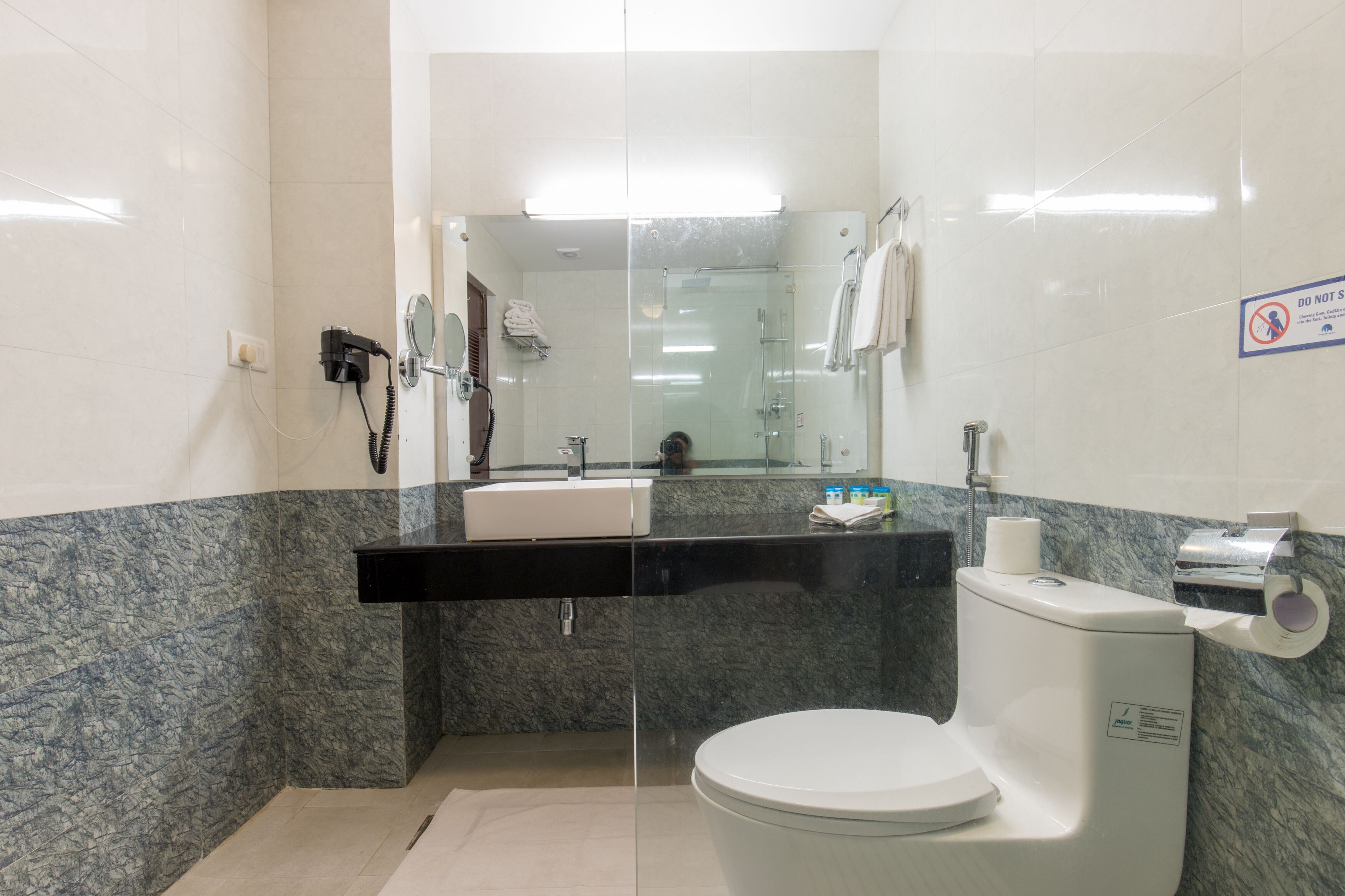 deluxe family/triple room | bathroom | eco-friendly toiletries, hair dryer, bathrobes, slippers