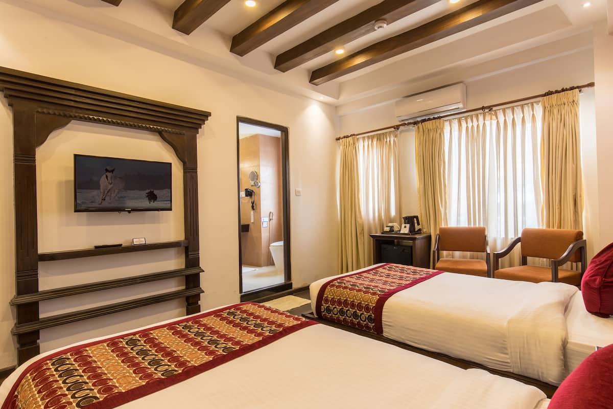 Zweibettzimmer | Hochwertige Bettwaren, Betten mit Memory-Foam-Matratzen, Minibar