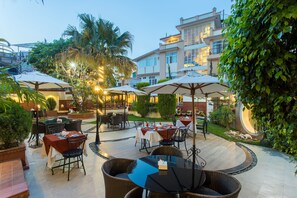 Outdoor dining - Hotel Moonlight (Kathmandu)