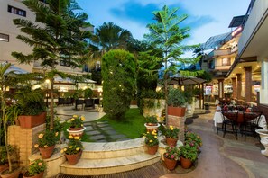 Outdoor dining - Hotel Moonlight (Kathmandu)