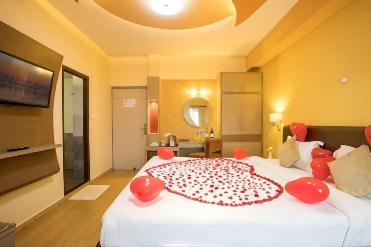 Sengetøy av topp kvalitet, memory foam-senger, minibar og safe på rommet