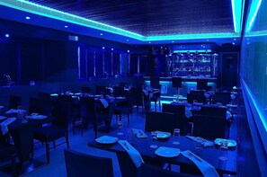 Bar (on property) - Hotel Regent Continental (New Delhi)