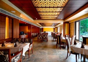 Dining - Hotel Regent Continental (New Delhi)