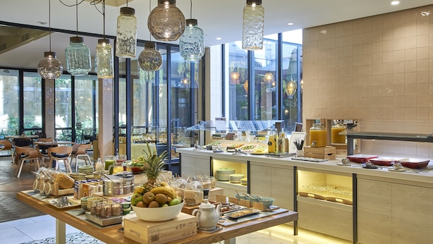 Un bufé de desayuno con diversas opciones de comida y una estación de café.