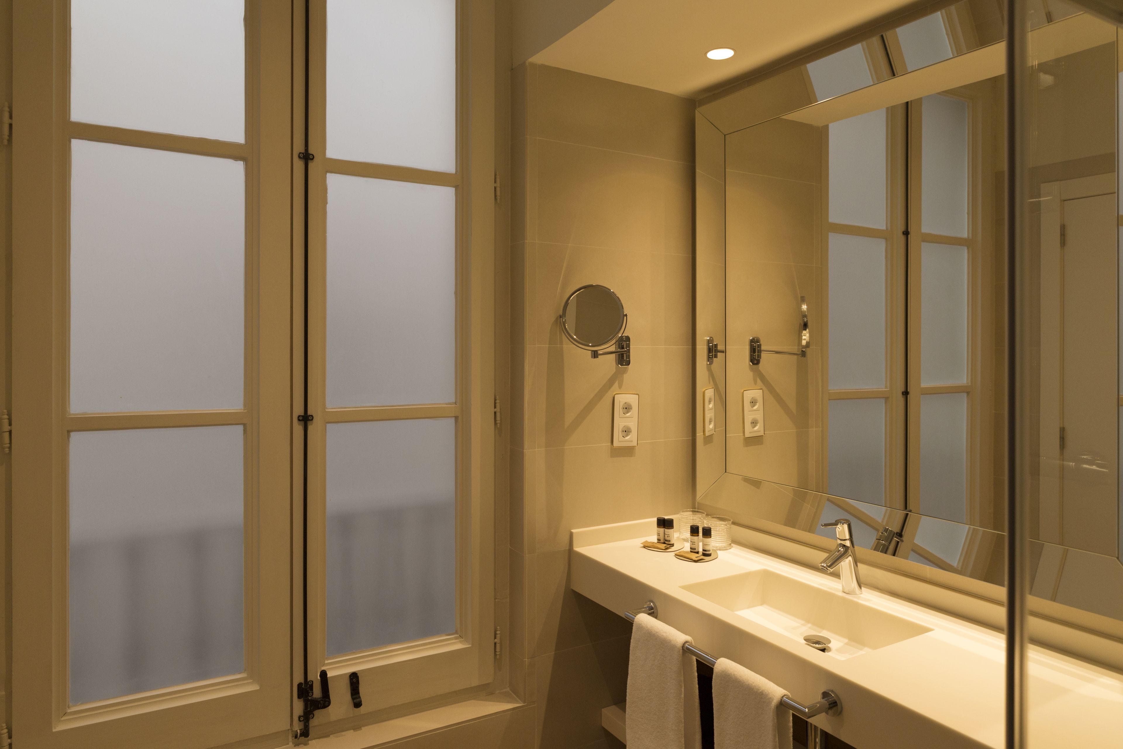 standard double room | bathroom | shower, free toiletries, hair dryer, towels