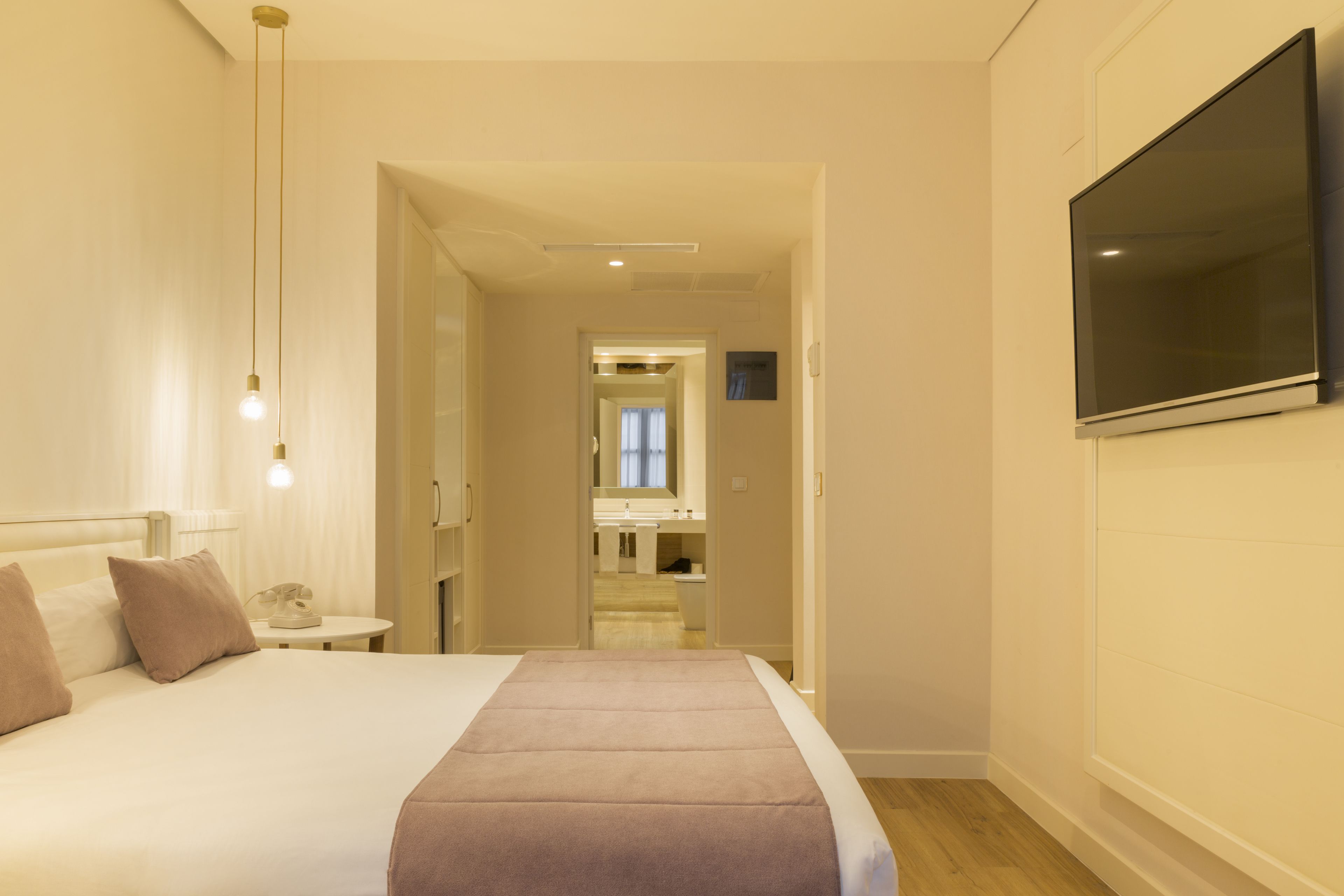 quadruple room | 1 bedroom, minibar, in-room safe, desk