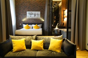 Ropa de cama de alta calidad, minibar y decoración personalizada 