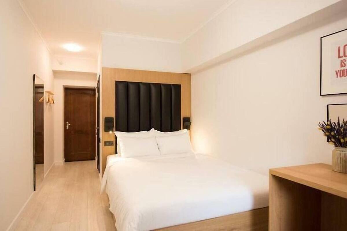 Quarto casal standard | Roupas de cama premium, frigobar, escrivaninha