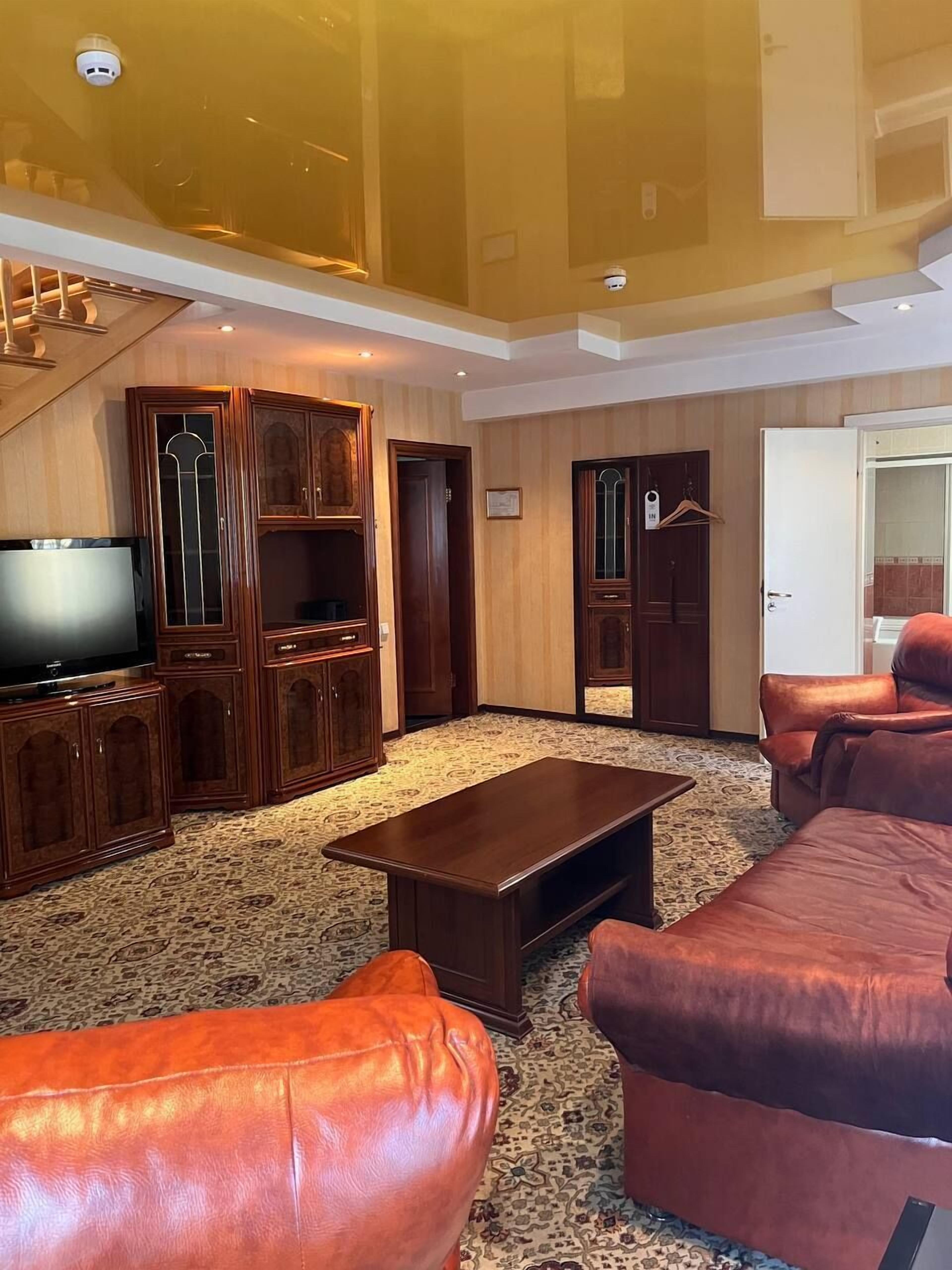 Habitación Deluxe doble, 1 habitación | Zona de estar | Televisión LCD de 32 pulgadas con canales por satélite, una televisión