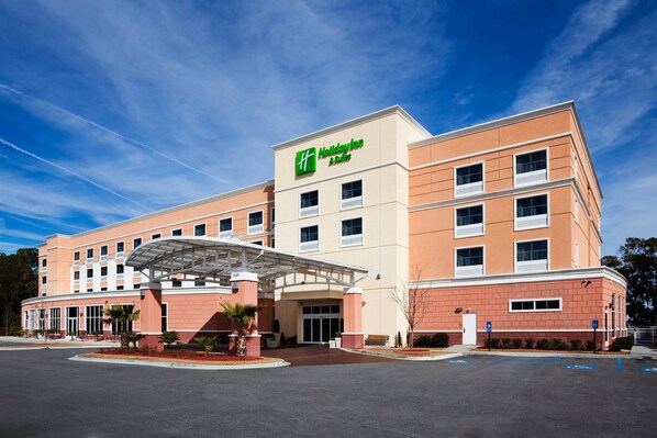 A Holiday Inn Express hotel with a modern design, featuring a covered entrance and a parking lot. - Holiday Inn Hotel & Suites Beaufort at Highway 21 by IHG (Beaufort)