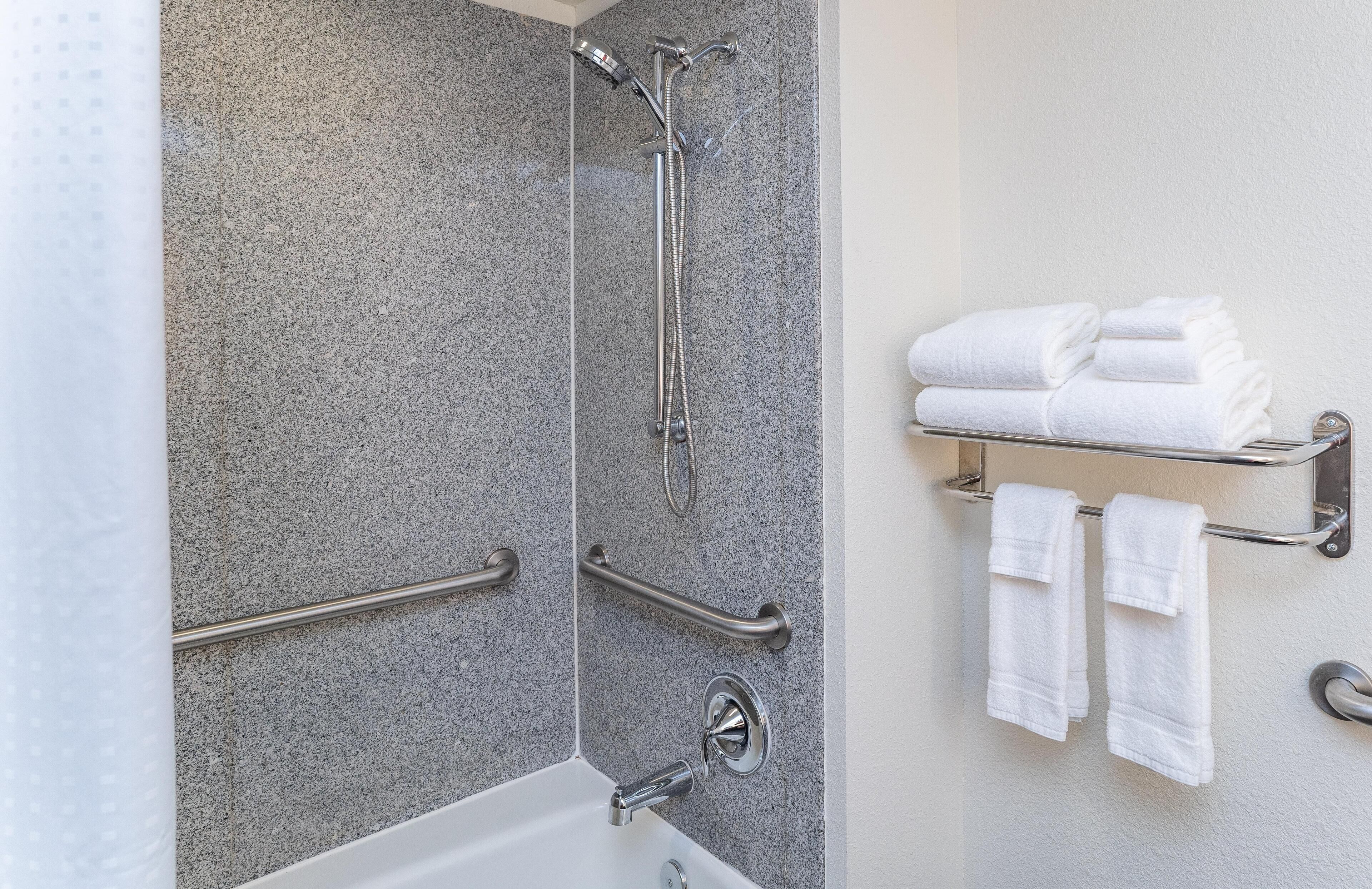 Bathroom | Combined shower/bathtub, free toiletries, hair dryer, towels
