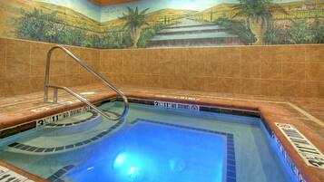 Una piscina cubierta