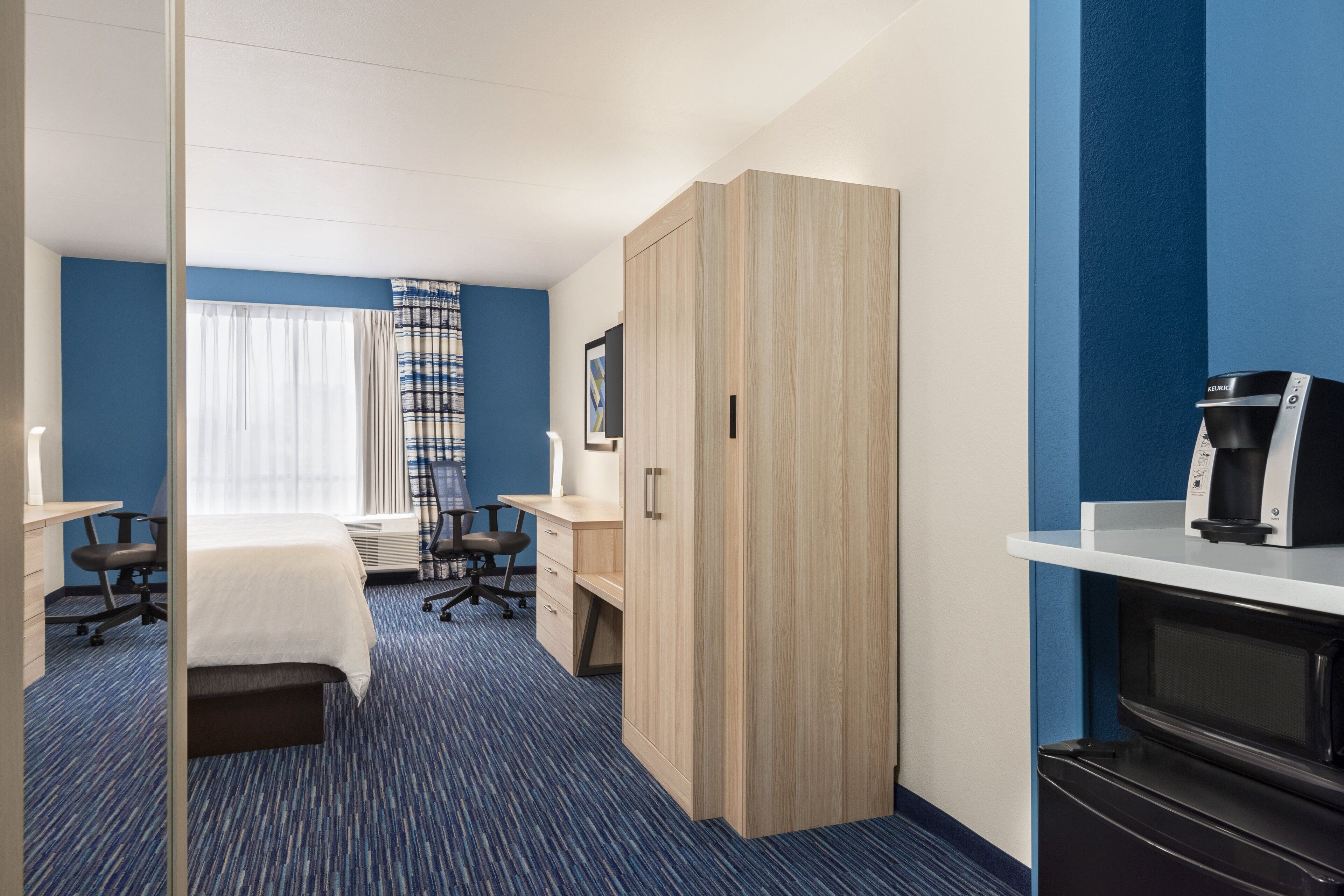 standard room, 1 king bed | in-room safe, desk, iron/ironing board, free cots/infant beds