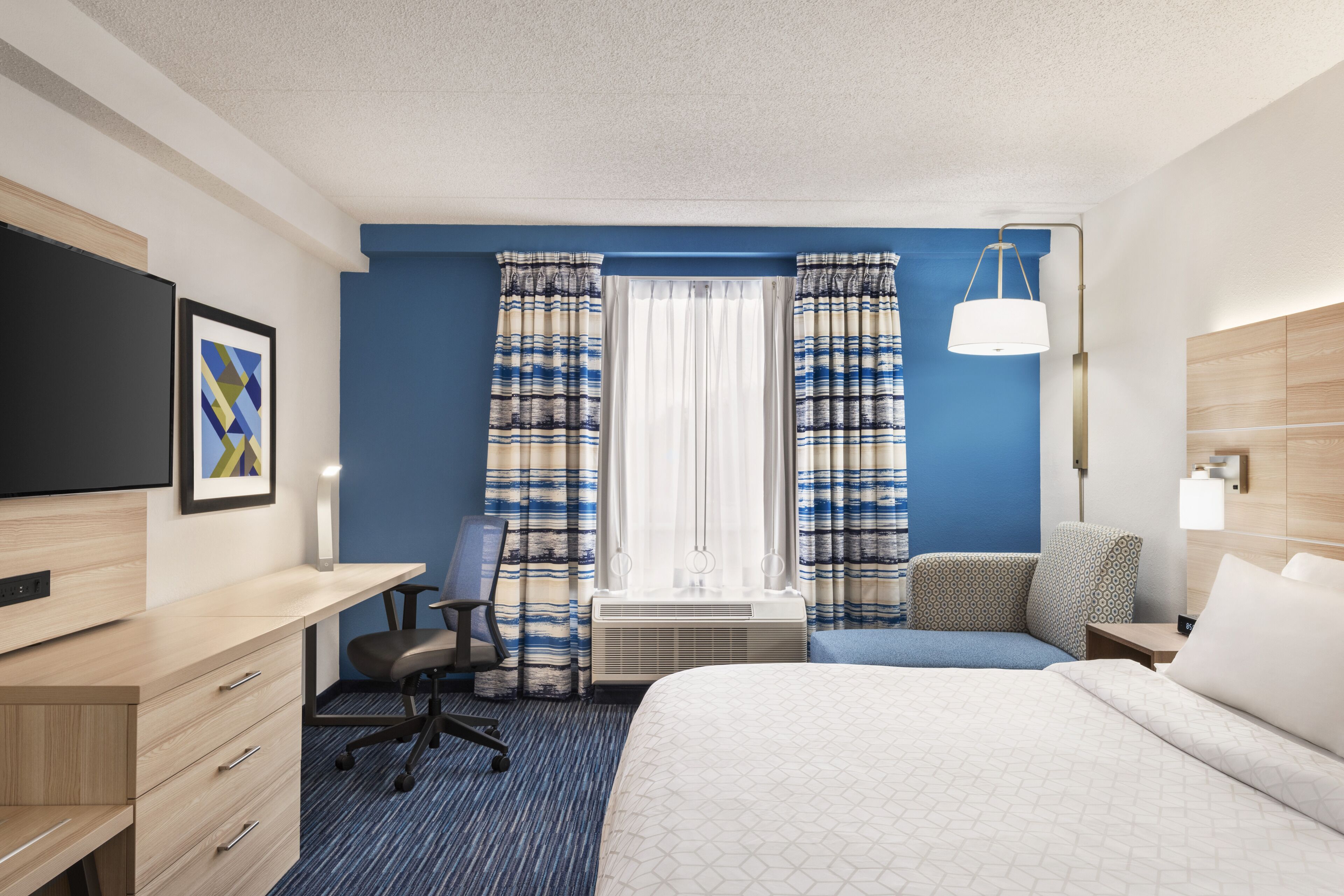 standard room, 1 king bed | in-room safe, desk, iron/ironing board, free cots/infant beds