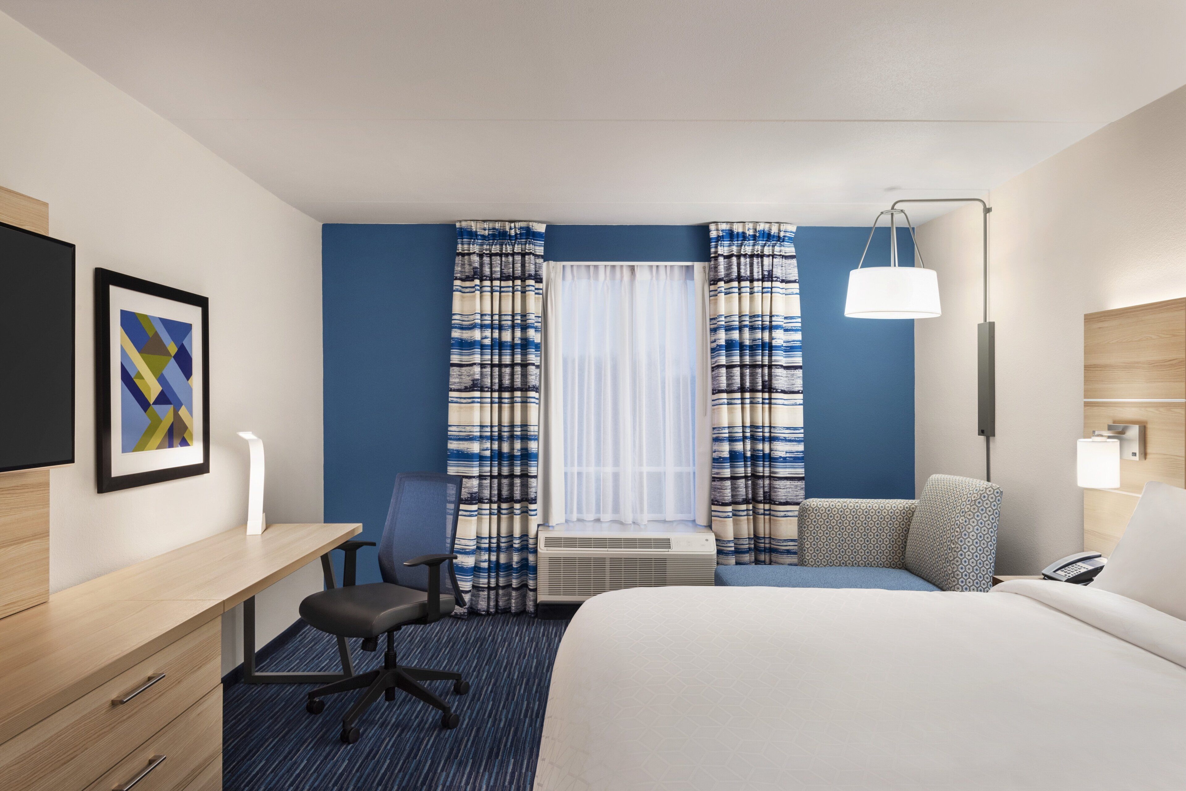 standard room, 1 king bed | in-room safe, desk, iron/ironing board, free cots/infant beds