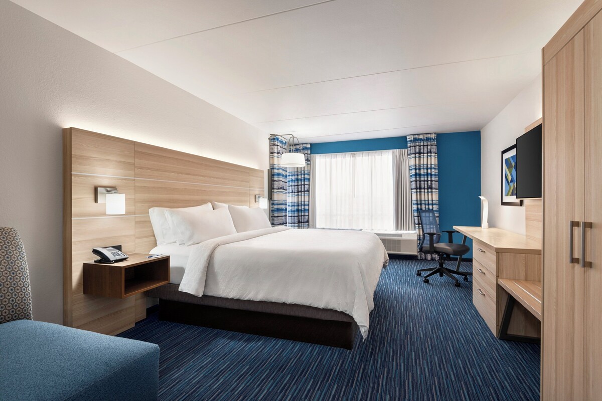 Standard Room, 1 King Bed | In-room safe, desk, iron/ironing board, cribs (free)