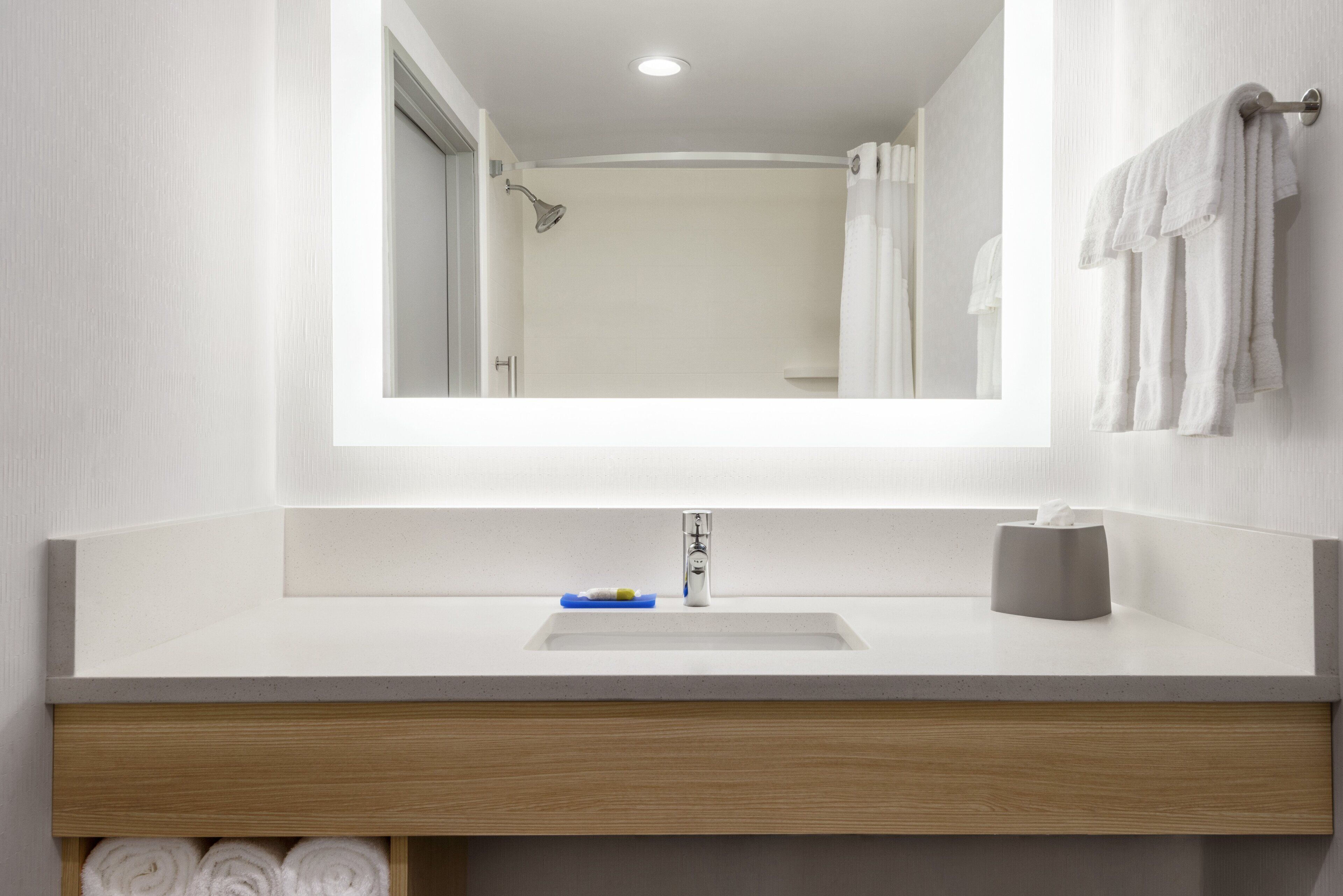 combined shower/bathtub, free toiletries, towels