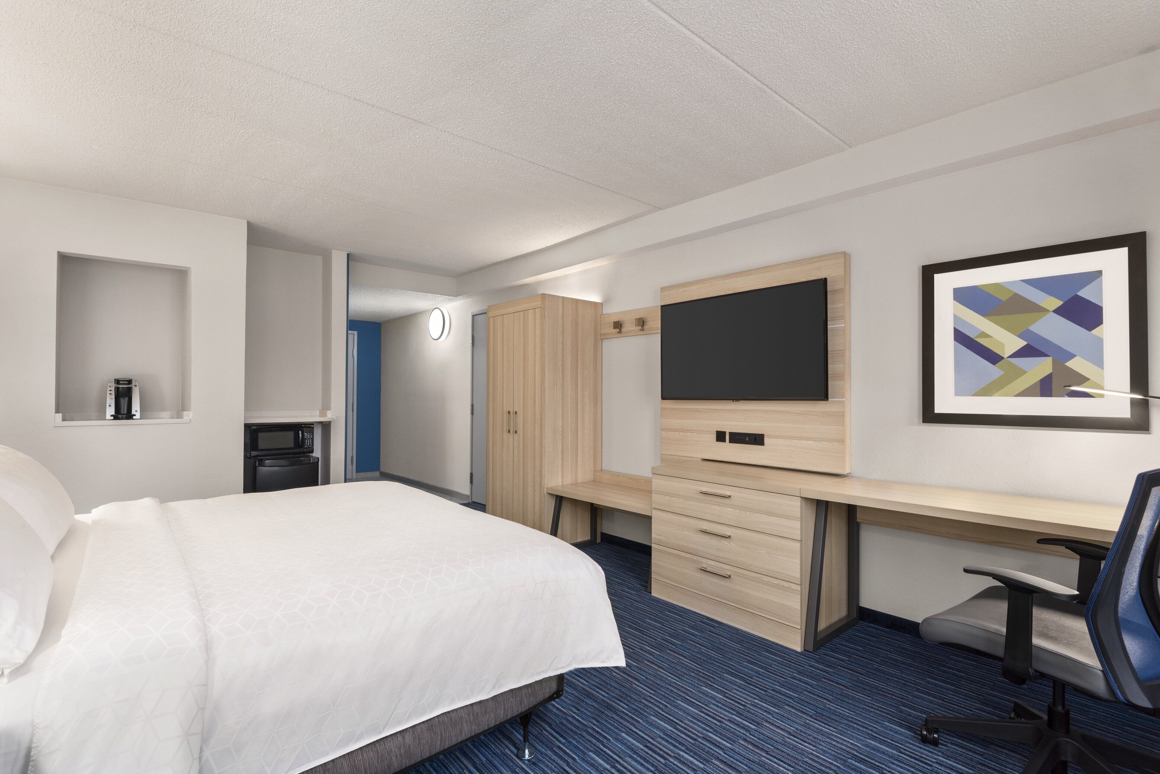 standard room, 1 king bed | in-room safe, desk, iron/ironing board, free cots/infant beds