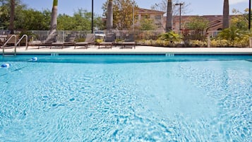 Piscine extérieure, chaises longues