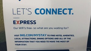 A sign promoting free WiFi and a website for hotel amenities and local attractions. - Holiday Inn Express & Suites West Palm Beach Metrocentre by IHG (West Palm Beach)