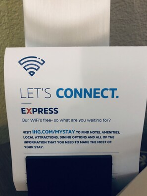 Een bord dat gratis WiFi en een website voor hotelvoorzieningen en lokale attracties promoot.