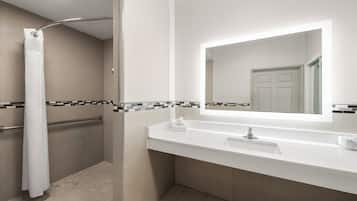 Standard Room, 1 King Bed, Roll-in Shower (Roll-In Shower) | Bathroom