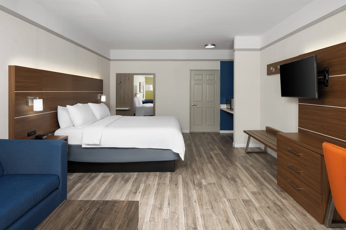 Habitación estándar, 1 cama King size, regadera para personas con discapacidad (Roll-In Shower) | 1 habitación, caja de seguridad en la habitación y escritorio