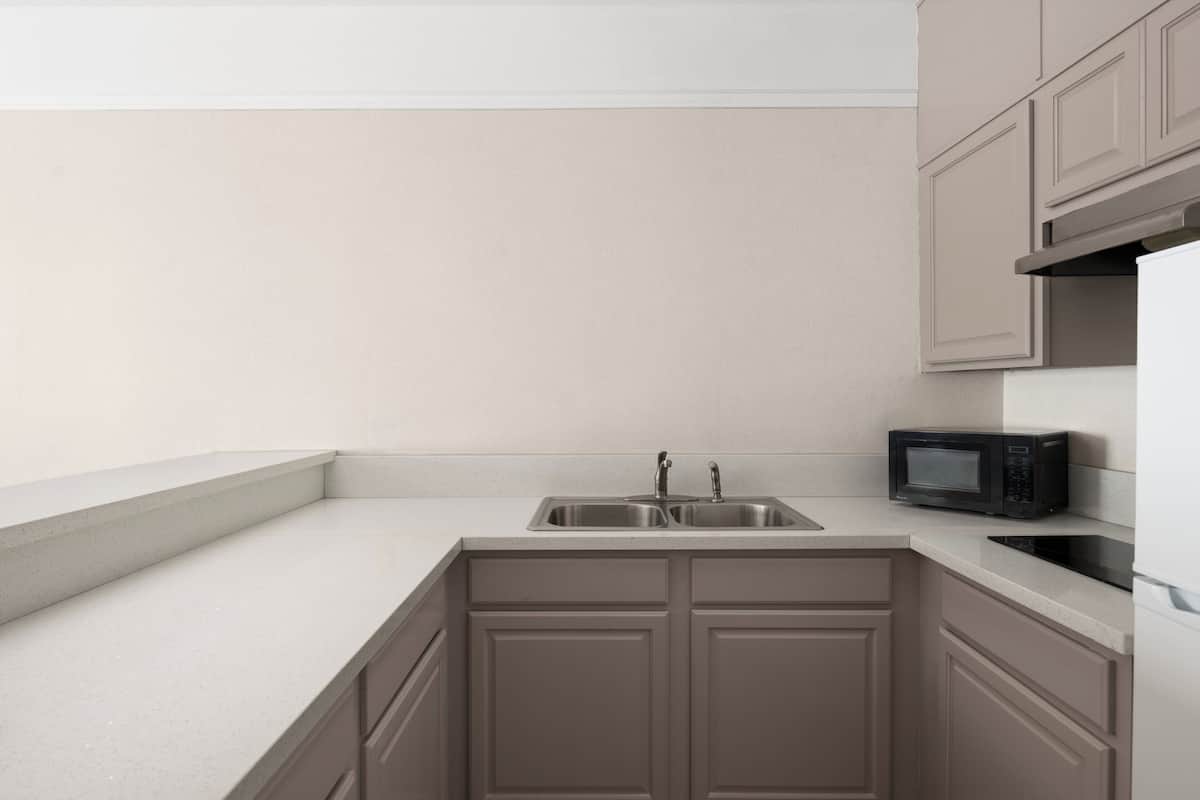 1 habitación, caja de seguridad en la habitación y escritorio