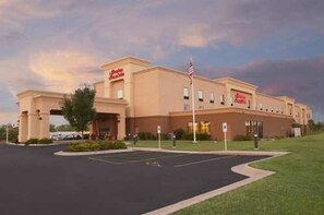 Front of property - Hampton Inn & Suites Grand Rapids-Airport 28th St (Grand Rapids)