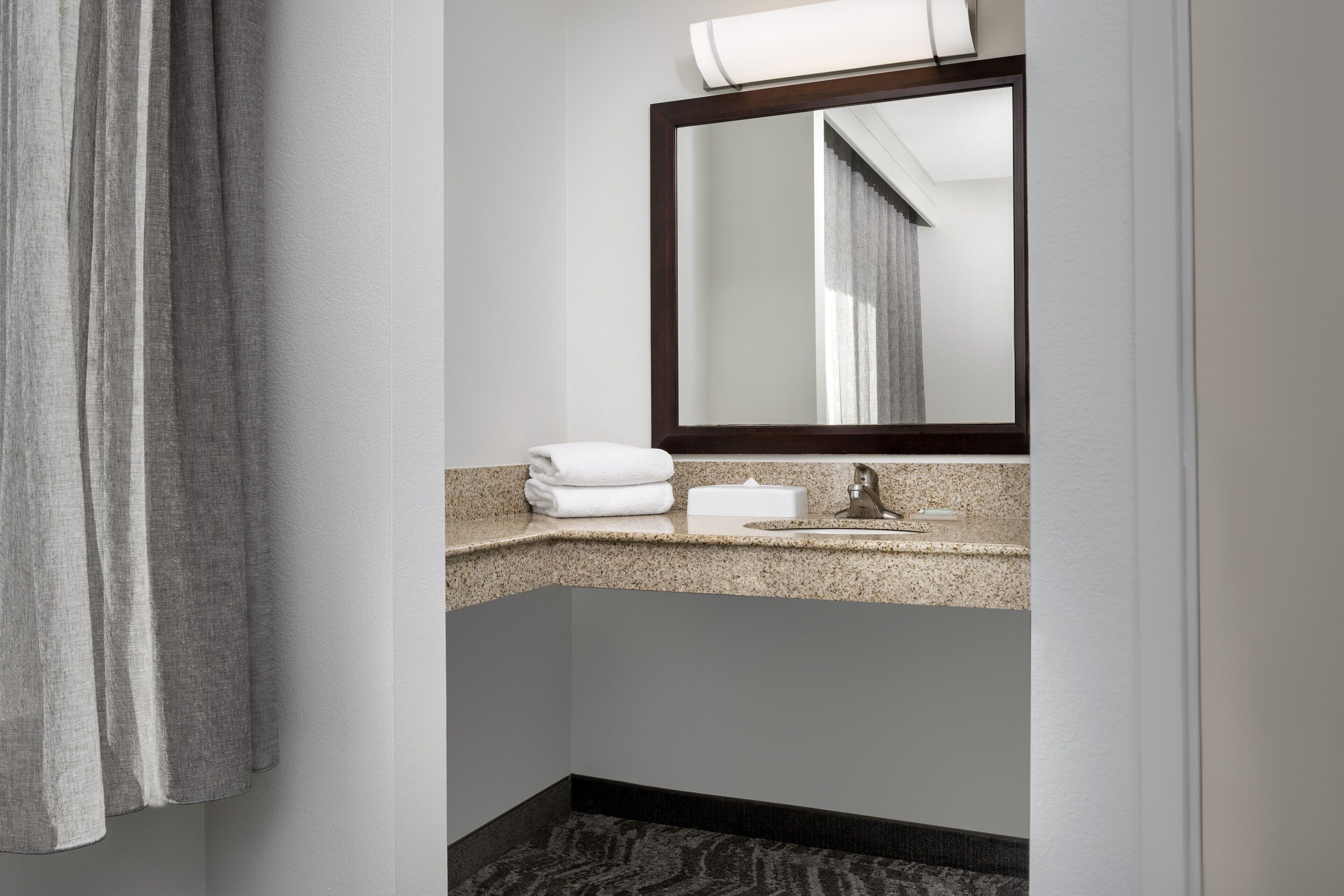 combined shower/bathtub, hair dryer, towels