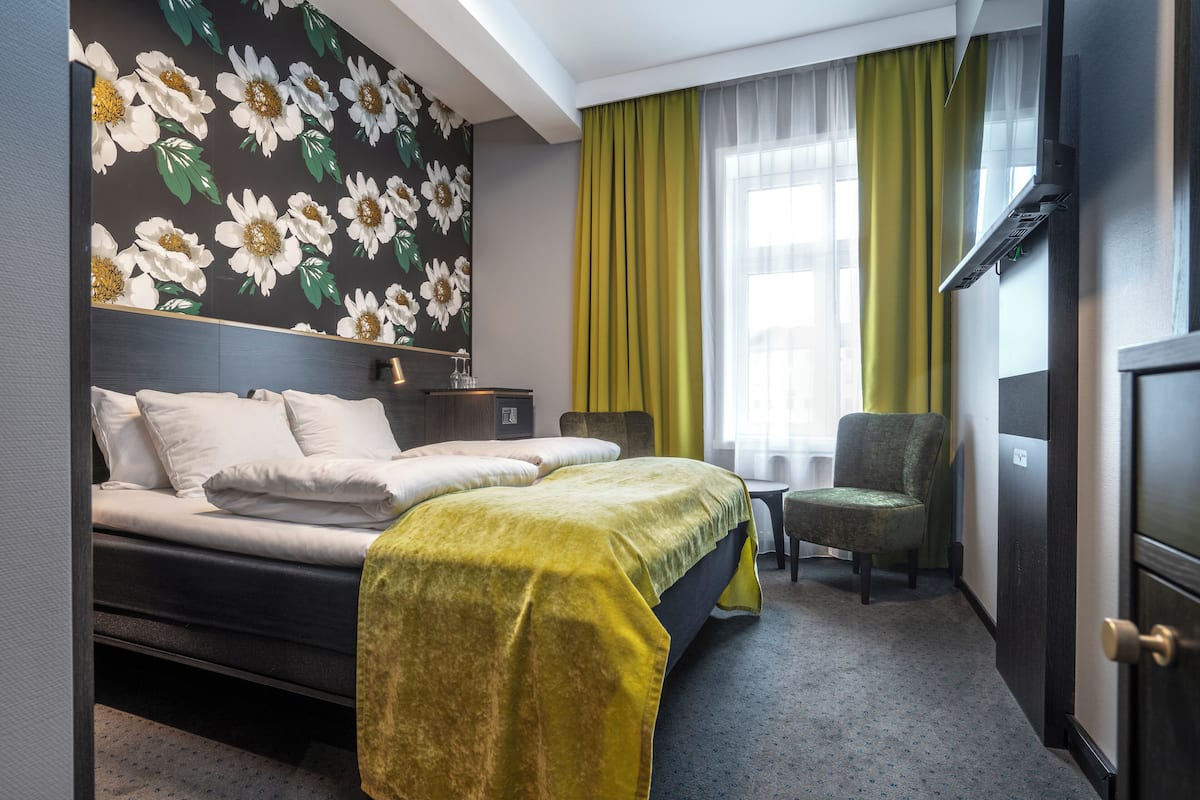1 sovrum, sängtillbehör av högsta kvalitet, bäddmadrasser och minibar