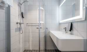 Suihku, ilmaiset hygieniatuotteet, hiustenkuivaaja, pyyhkeet