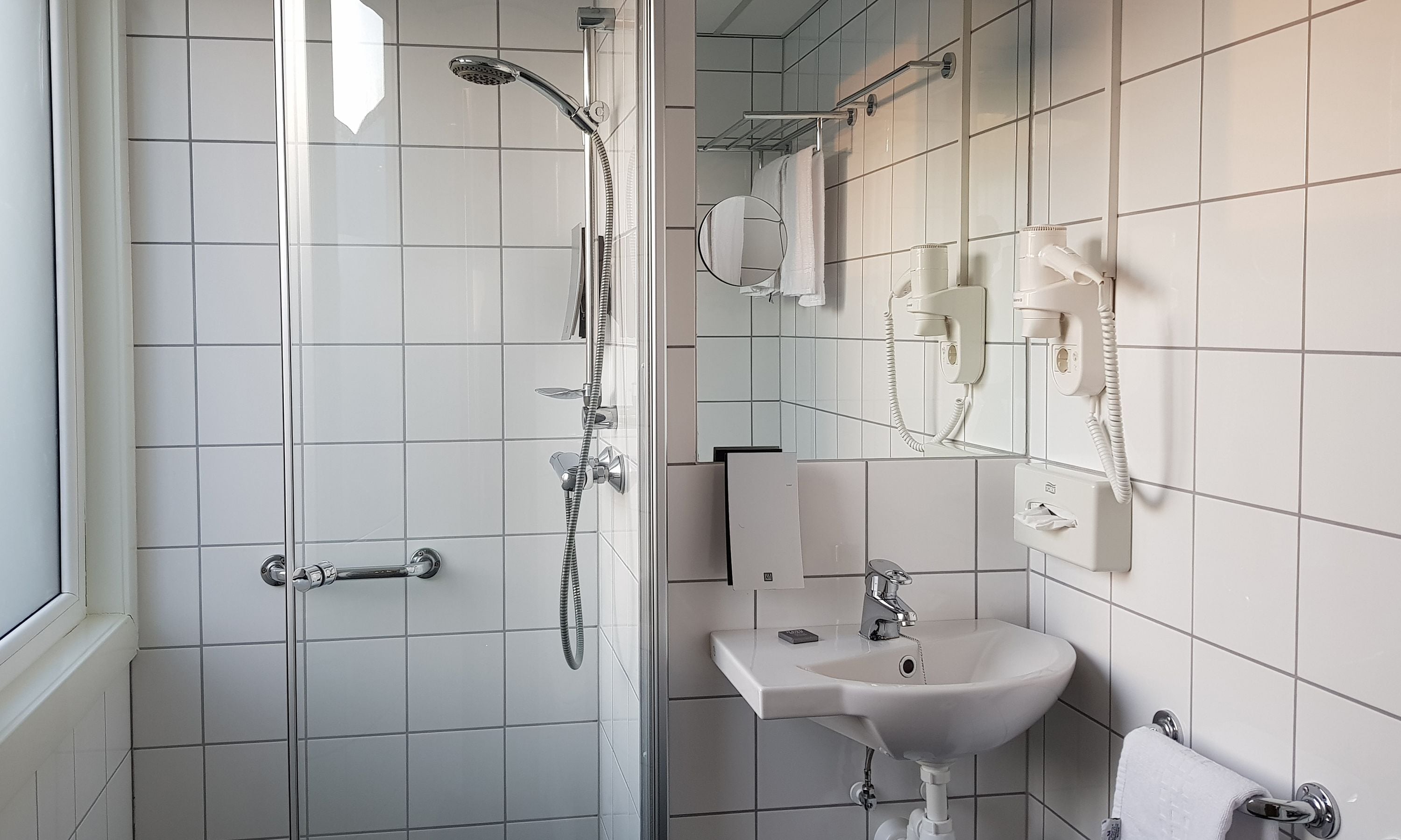 standard single room, non smoking | bathroom | shower, free toiletries, hair dryer, towels