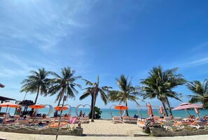 En la playa, camas de playa gratis, sillas reclinables de playa