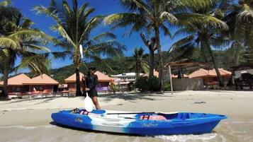Am Strand, Strandtücher, Strandbar, Rudern/Kanufahren