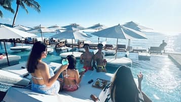 2 piscines extérieures, cabanons gratuits, parasols de plage