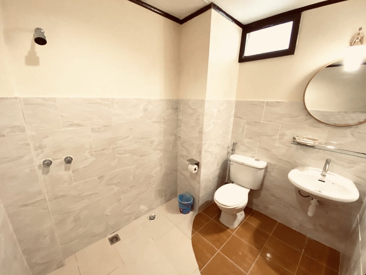 Un baño con ducha, inodoro y lavamanos.