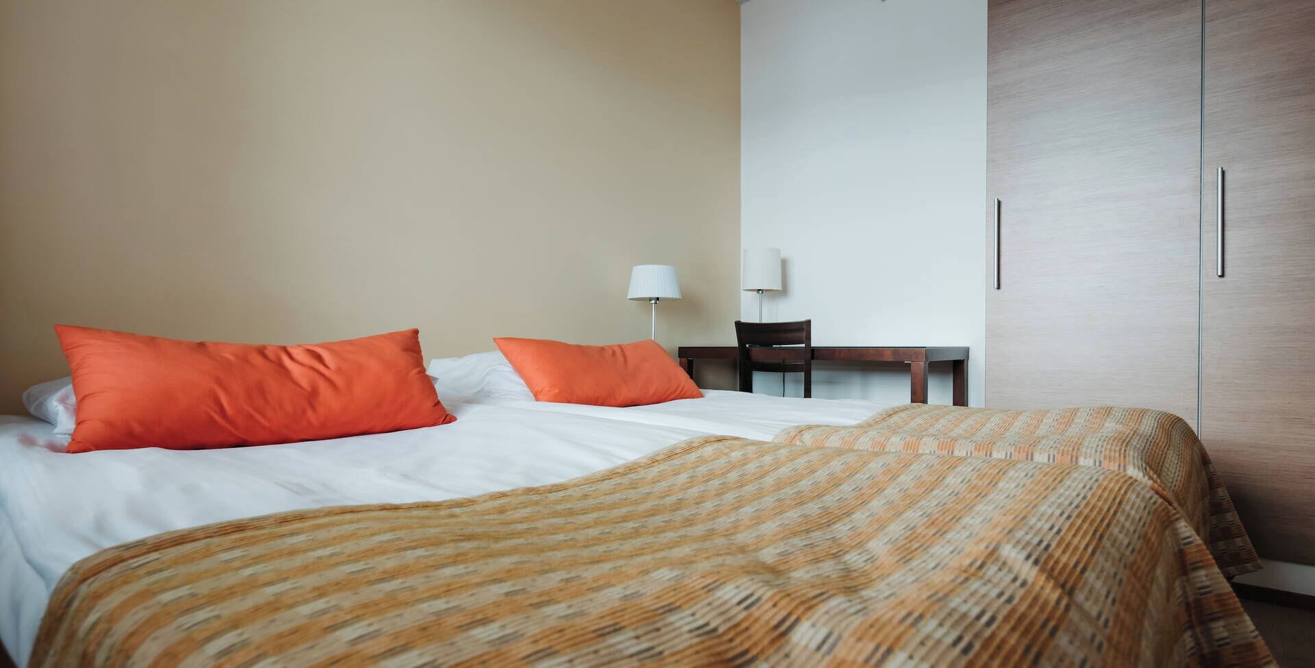 Escritorio, cunas gratuitas, wifi gratis y ropa de cama 