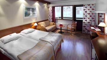 Twin room with sofabed | Desk, free cots/infant beds, free WiFi, bed sheets