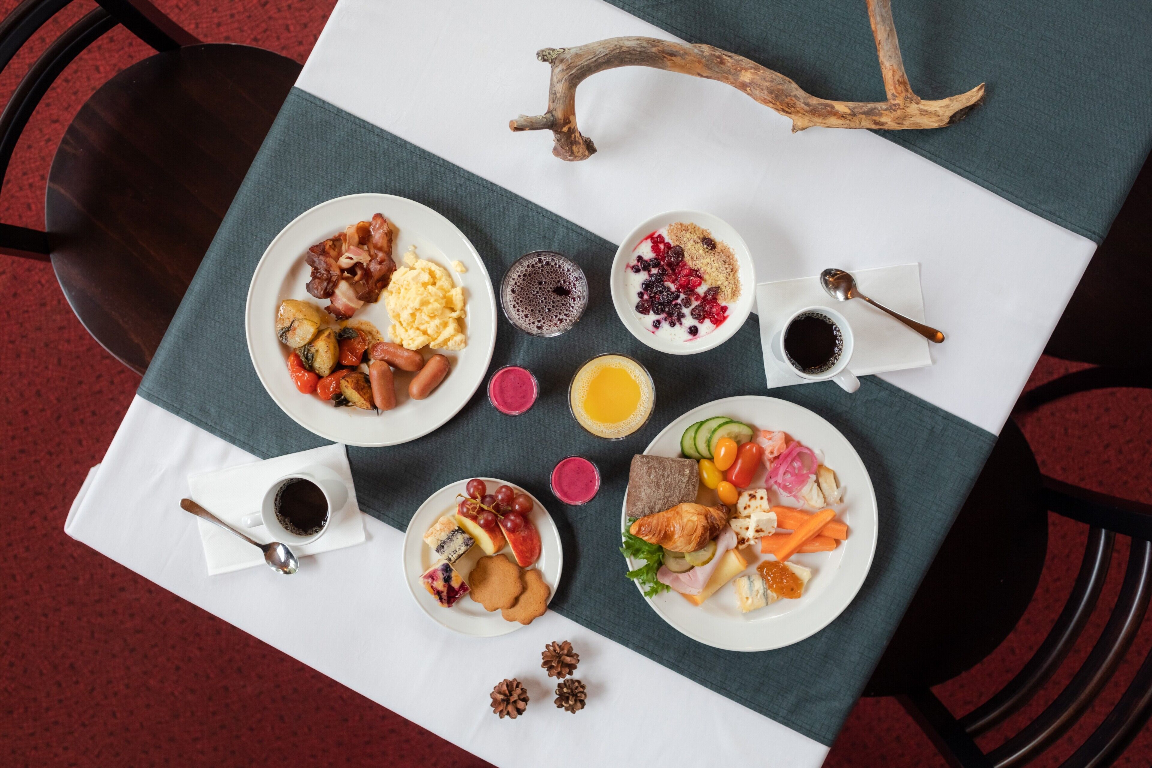 Ein Tisch mit Frühstücksangeboten, darunter Eier, Speck, Toast und Obst.