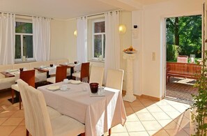 Free daily buffet breakfast  - Weserlounge Hotel Garni (Hessisch Oldendorf)