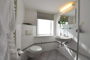 Shower, free toiletries, hair dryer, towels - Weserlounge Hotel Garni (Hessisch Oldendorf)